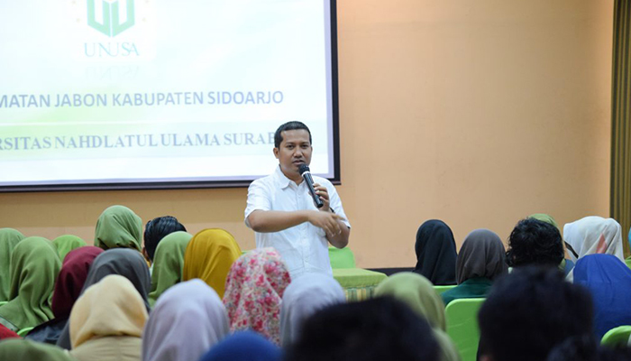 Ketua Bidang 3 Pengabdian Masyarakat LPPM Unusa, Mohammad Ghofirin. M.Pd, saat memberikan materi pembekalan teknis untuk kegiatan Kuliah Kerja Nyata (KKN) di Auditorium lantai 3 Kampus A UNUSA, Senin 14 Mei 2018. (Foto: Humas UNUSA)