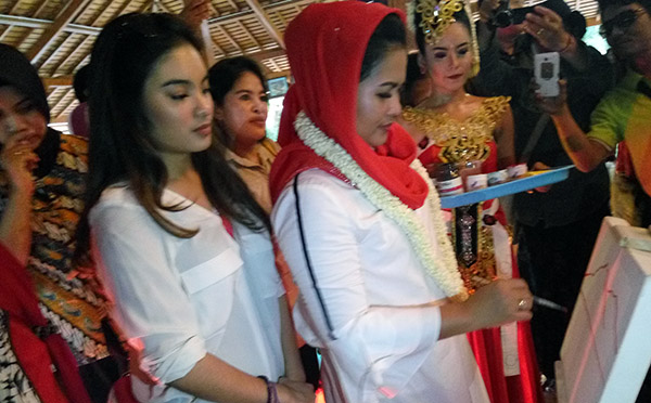 Puti Guntur dan putri sulungnya Rakyan Ratri Syandriasari Kameron di acara gelar temu seniman lukis di Trowulan, Mojokerto, Sabtu, 26 Mei 2018. 