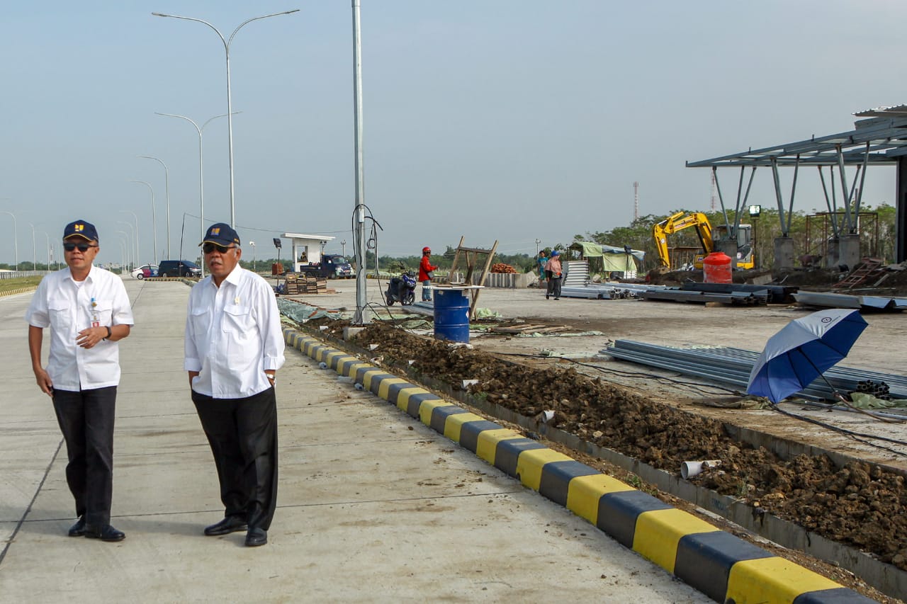 Menteri Basuki saat meninjau ruas tol Pejagan-Pemalang, Sabtu, 26 Mei 2018. (Foto: Dok. PUPR) 