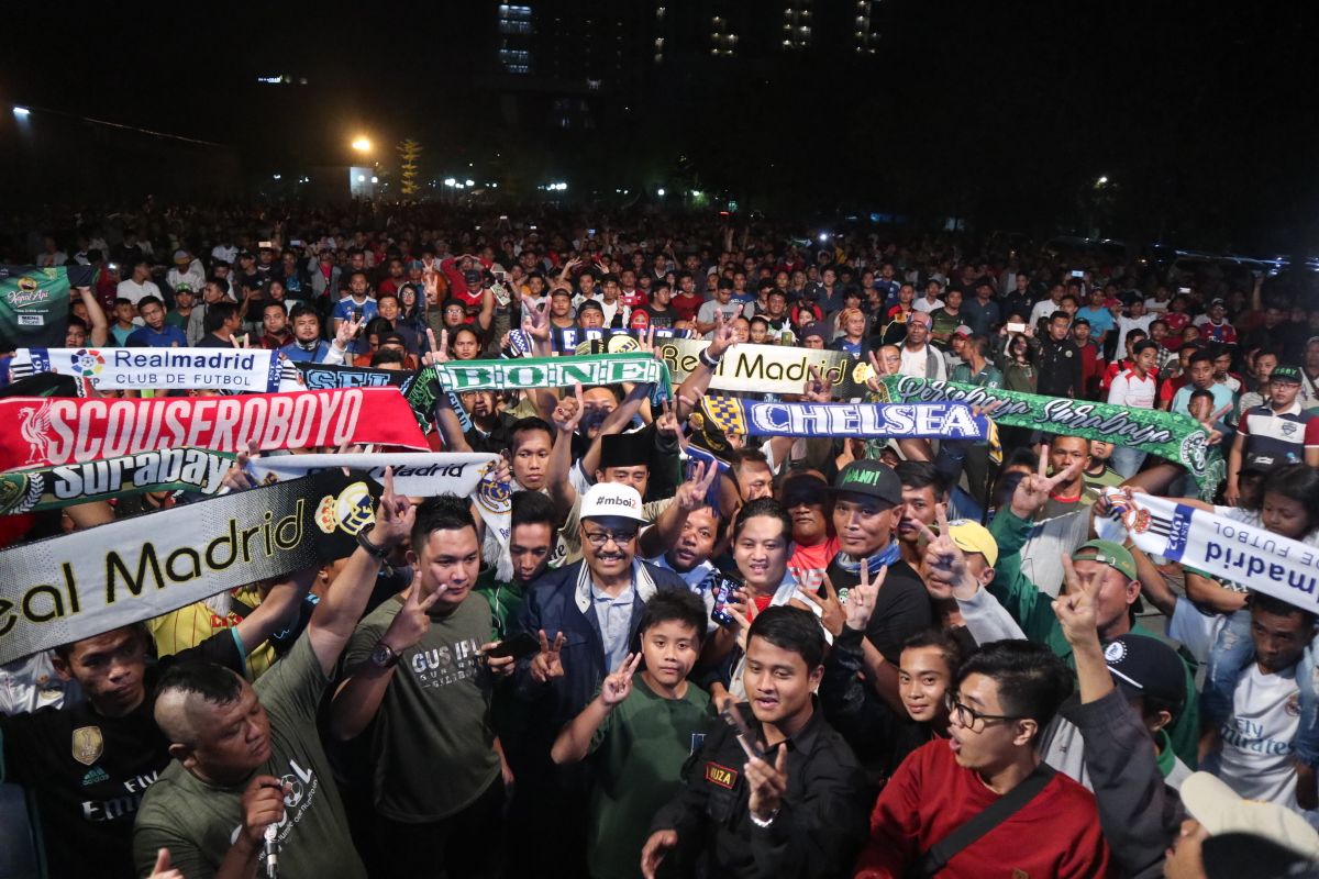 Gus Ipul bersama ribuan warga, digelaran Nobar Final Liga Champions Eropa, Minggu, 27 Mei 2018, dini hari. (Foto: hrs/ngopibareng.id) 