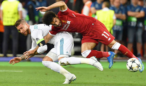 Jepitan tangan Ramos yang membuat Salah cedera bahu. Foto:afp