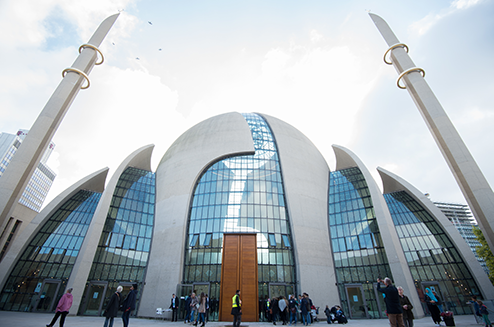 MODERN: Masjid Koln, Jerman. (foto courtessy for Google)