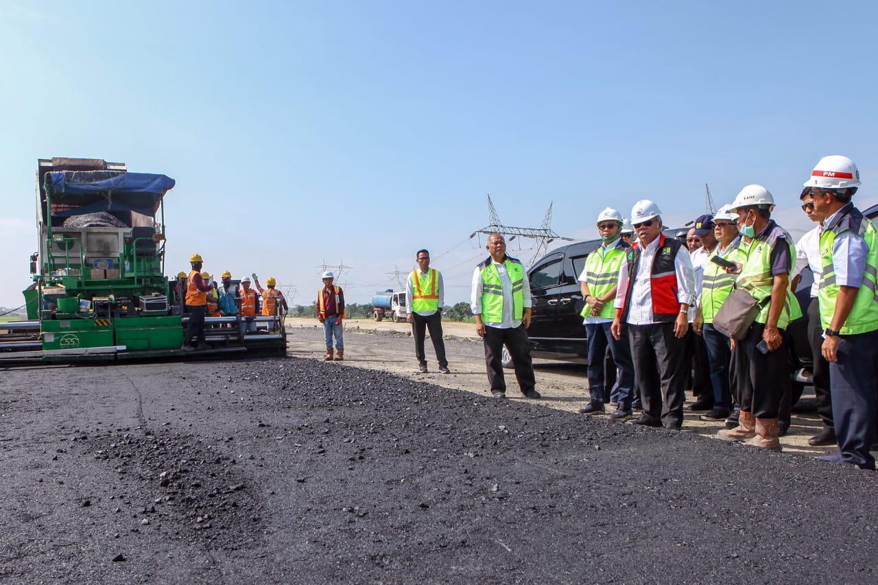 Menteri Pekerjaan Umum dan Perumahan Rakyat (PUPR) Basuki Hadimuljono dalam kunjungan kerja meninjau kesiapan infrastruktur jalan tol dari Brebes Timur hingga Kartasura, Sabtu 26 Mei 2018. (Foto: Dok. PUPR)