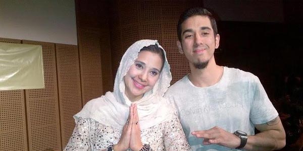 Ayu Azhari bersama putra sulungnya, Axel Gondokusumo.