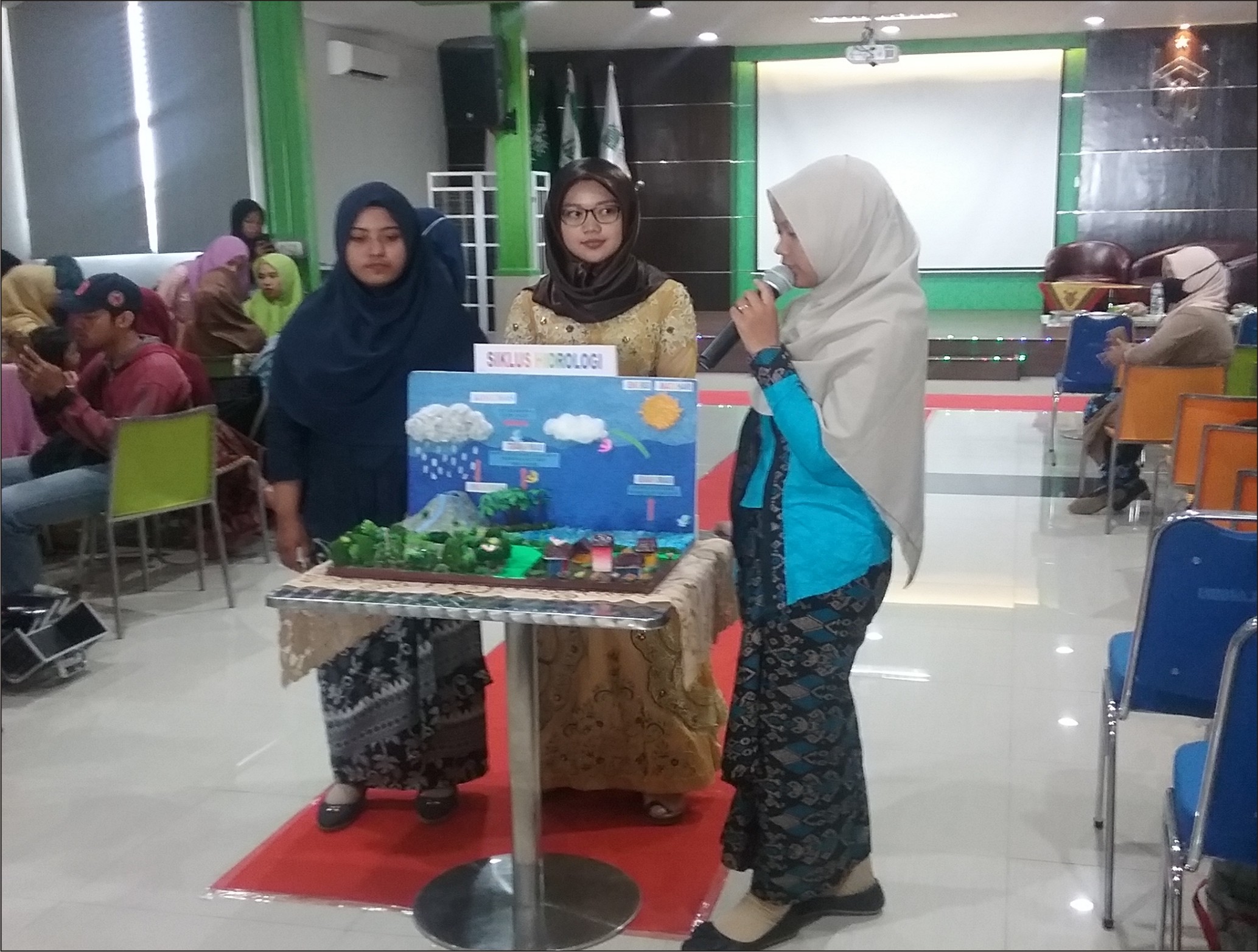 Mahasiswa Prodi PGSD UNUSA gelar pameran media pendidikan (APP)