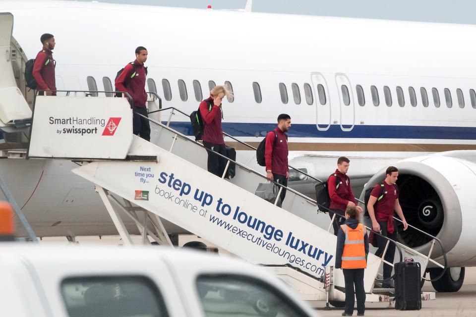 Karius menutupi mukannya saat turun dari pesawat. foto;reuters