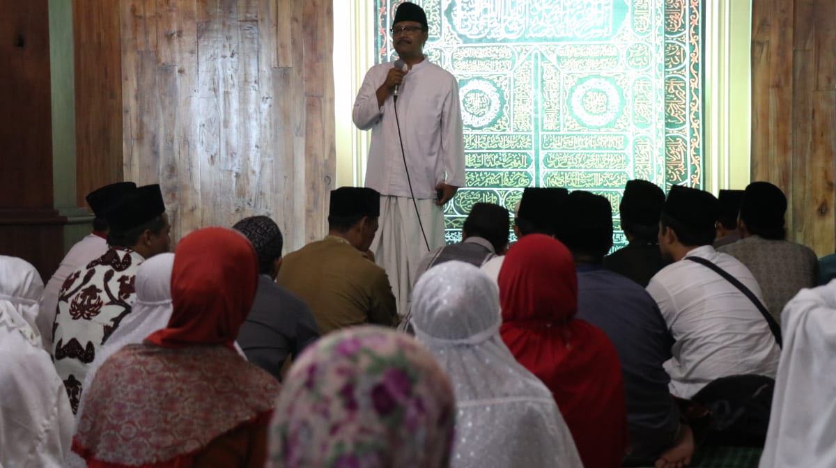 Gus Ipul didaulat mengisi Kultum di mushola baru yang ada di dalam lokasi wisata kampung coklat, Plosorejo, Kademangan, Kabupaten Blitar, Minggu, 27 Mei 2018.