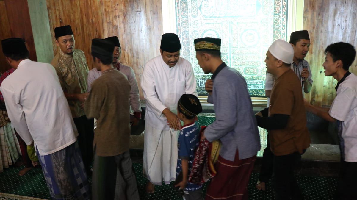 Gus Ipul didaulat mengisi Kultum di mushola baru yang ada di dalam lokasi wisata kampung coklat, Plosorejo, Kademangan, Kabupaten Blitar, Minggu, 27 Mei 2018.