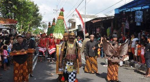 Ini kirab ketupat tahun lalu, tahun 2018 ini Pemkab Blitar menyiapkan kirab ketupat yang lebih spektakuler. foto:pojokpitu