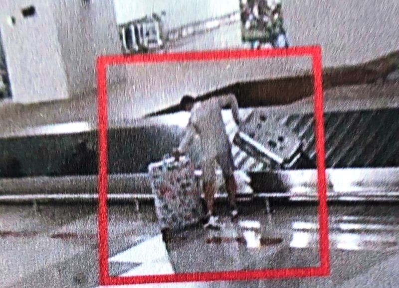 Aksi pelajar DV yang terekam kamera CCTV. 
