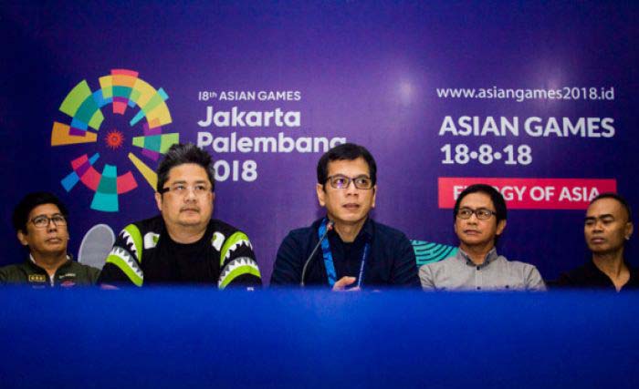 Deputi II Games Administration Francis Wanandi (kedua kiri) bersama (dari kiri) Koreografer Dany Malik, Creative Director Opening Ceremony Asian Games Wishnutama, Music Director Addie MS, Koreografer Eko Supriyanto memberikan keterangan pers terkait pembukaan Asian Games 2018 di Wisma Serbaguna, Gelora Bung Karno, Jakarta. (foto: galih pradipta/antara)