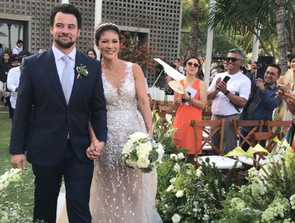 Pernikahan kedua Aline Adita digelar di Bali.