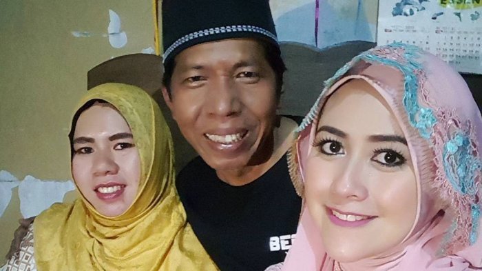 Kiwil bersama kedua istrinya, Meggy Wulandari (kanan) dan Rohimah.