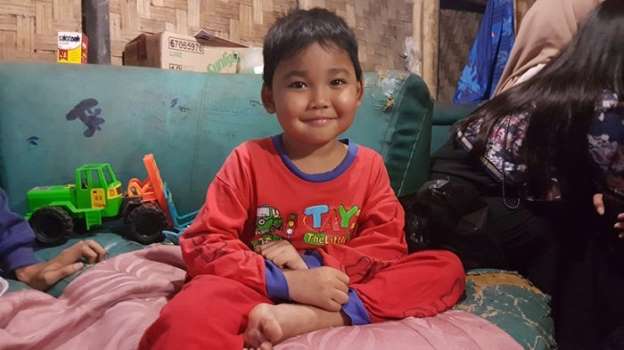 Alif Hidayat (6) sudah yatim piatu sejak usia 11 bulan, kedua orangtuanya meninggal dunia akibat kecelakaan lalu lintas.