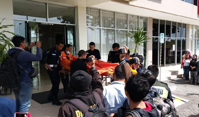 Evakuasi korban diduga pembunuhan di Apartment Educity Surabaya. foto:detik.com