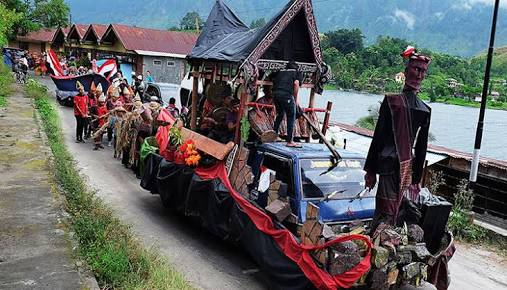 Sigale-gale dalam balutan kirab budaya. foto:dok/tripelaketoba