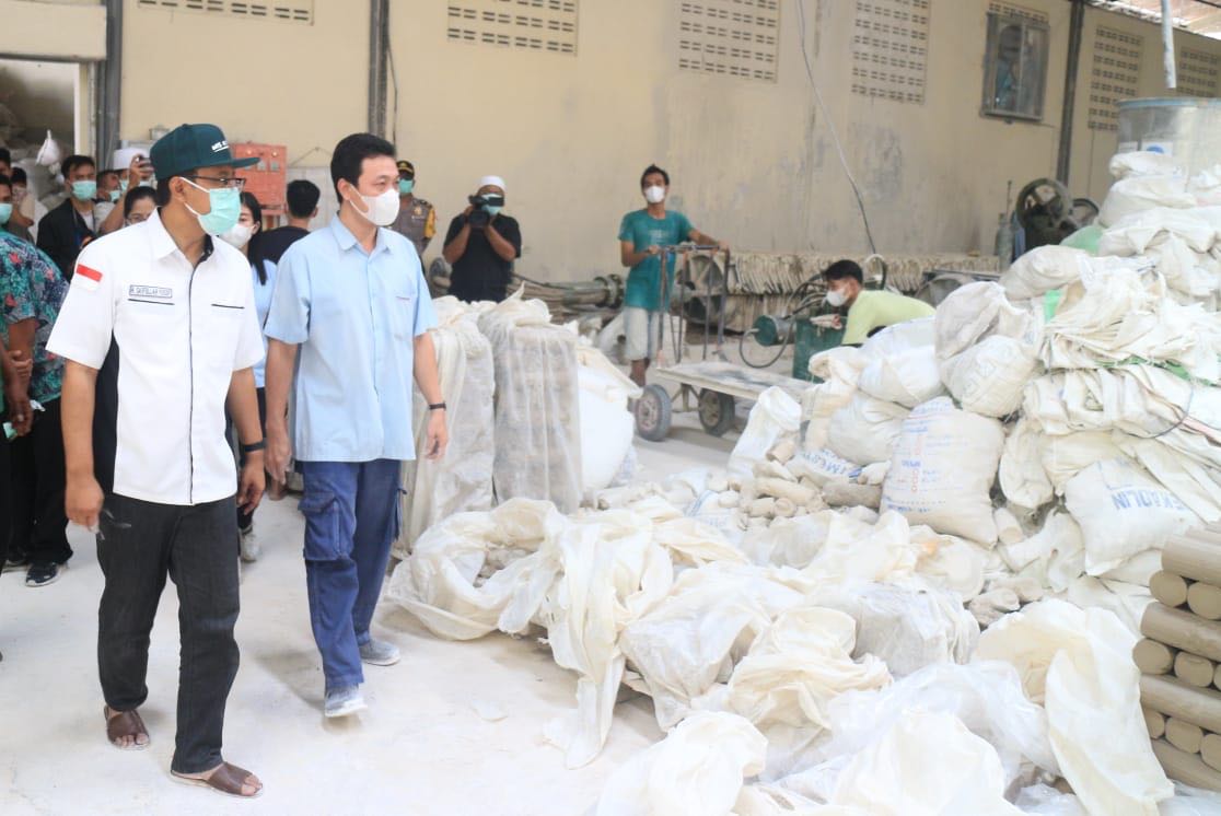 Gus Ipul saat mengunjungi Produsen keramik yang berada di Desa Kaibon, Geger, Kabupaten Madiun, Senin, 28 Mei 2018.