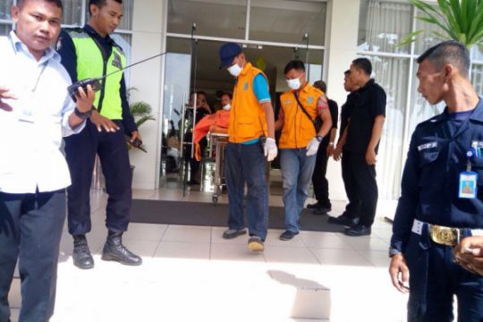 Petugas mengevakuasi korban AP yang diduga tewas dibunuh di sebuah aparteman kawasan Mulyorejo, Surabaya, Senin, 28 Mei 2018. (Foto: IST)