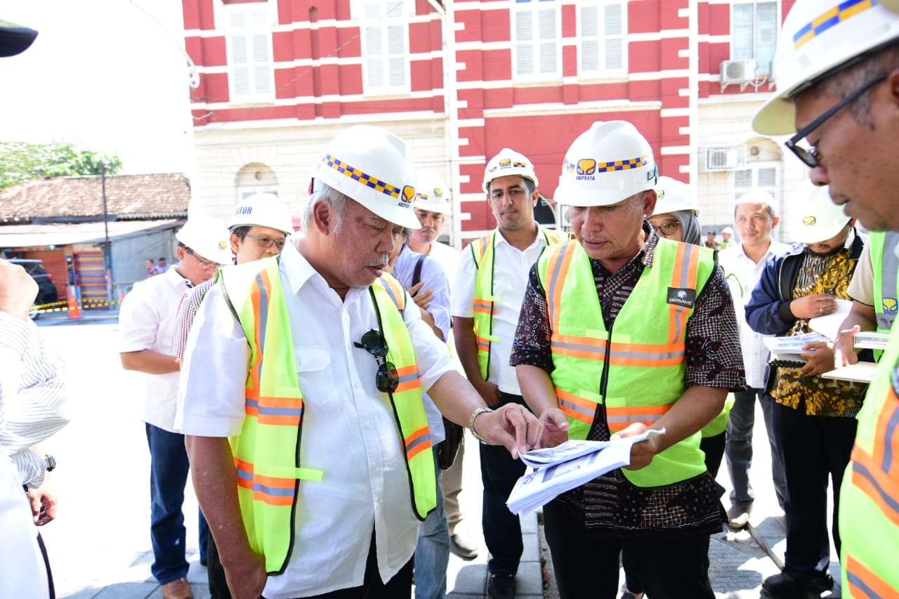 Menteri Basuki saat meninjau penataan sarana dan prasarana kawasan Kota Lama Semarang. (foto: Dok. PUPR) 