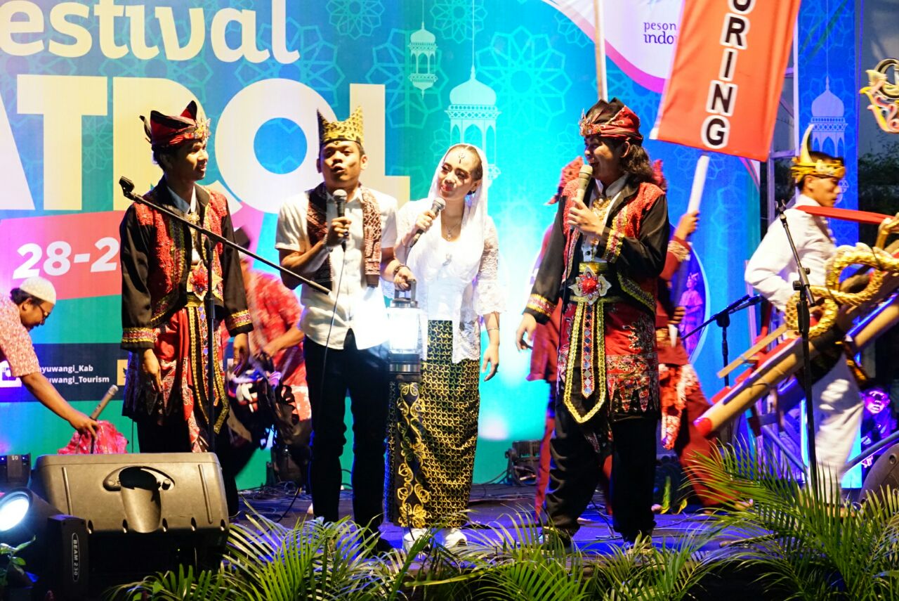 Bule-bule mahasiwa ini begitu menjiwai jadi peserta festival. foto:genpi banyuwangi