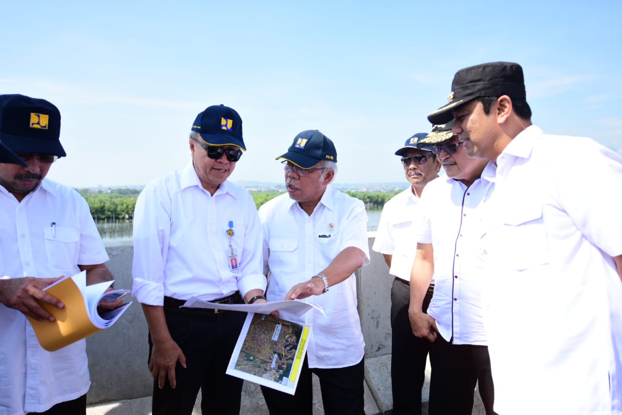 Menteri Basuki  aat melakukan kunjungan kerja meninjau rencana proyek Fly Over Akses Bandara, di sekitar Madukoro, Kota Semarang, kemarin, 27 Mei 2018. (Foto: Dok. PUPR)