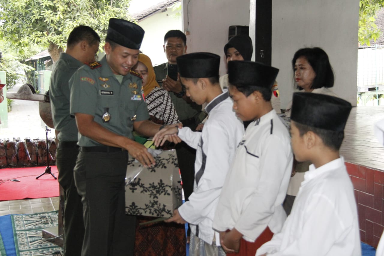 Dandim 0815 Mojokerto Letkol Kav Hermawan Weharima, SH Saat Menyerahkan Bingkisan Bagi Anak Yatim