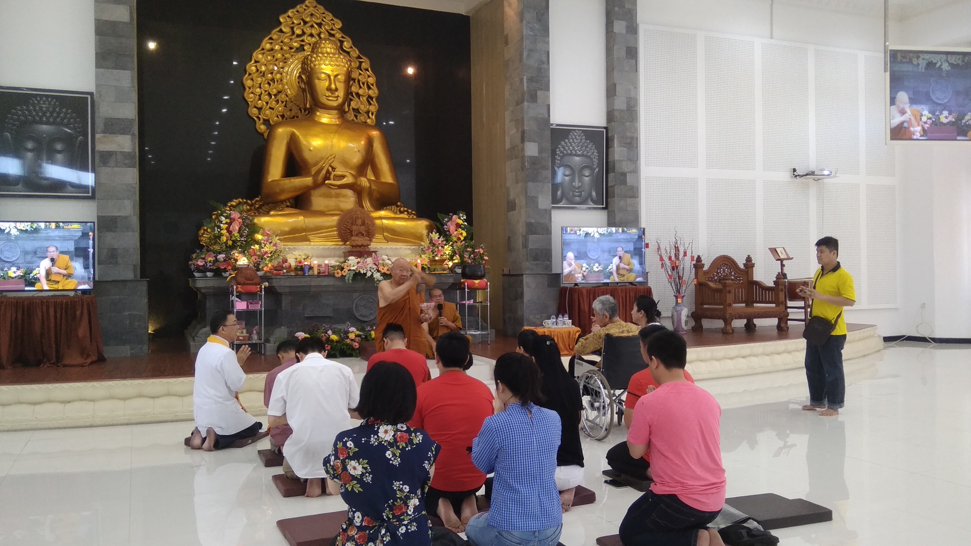 Perayaan Waisak di Vihara BDC Jalan Raya Panjang Jiwo Surabaya, Selasa 29 Mei 2018. (foto: hrs/ngopibareng)