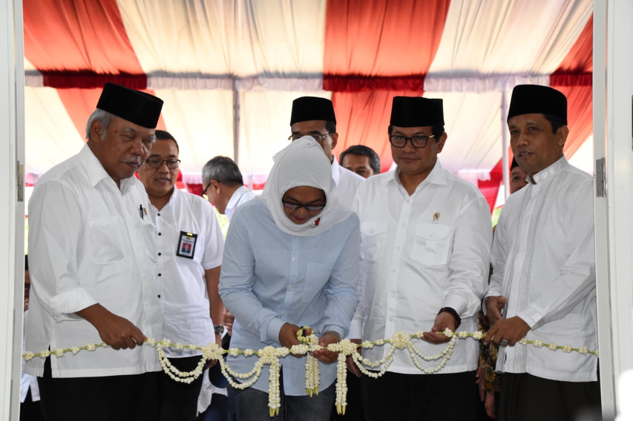 Peresmian Rusun dilakukan oleh Menteri PUPR Basuki Hadimuljono bersama Sekretaris Kabinet Pramono Anung, Menteri Perhubungan Budi Karya Sumadi, Anggota Komisi V DPR RI Estu Sadarestuwati, Bupati Madiun Muhtarom, serta Ketua YPI Al Hikam Ibnu Abas Tohir, Selasa, 29 Mei 2018. (foto: Dok. PUPR) 