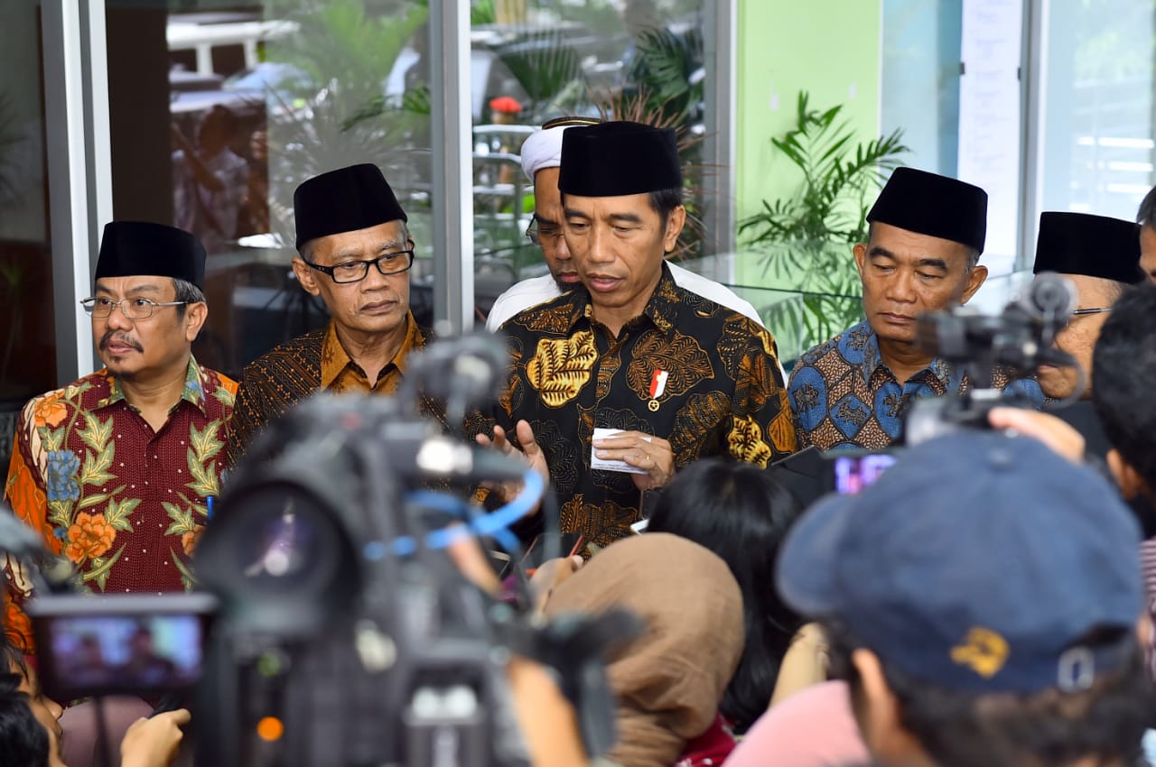 JELAS: Presiden bersama tokoh Muhammadiyah melayani keterangan pers. (foto: sekneg for ngopibareng.id)