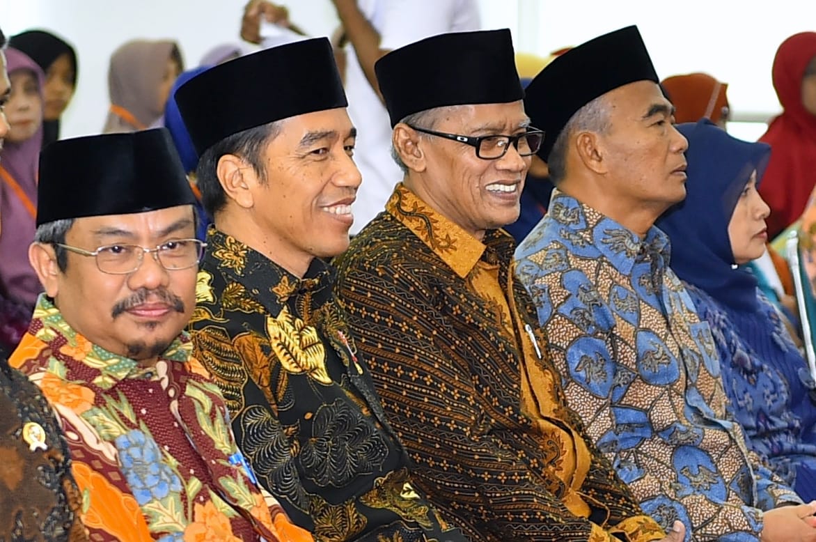 Presiden Joko Widodo di tengah tokoh-tokoh Muhammadiyah. (foto: sekneg for ngopibareng.id)