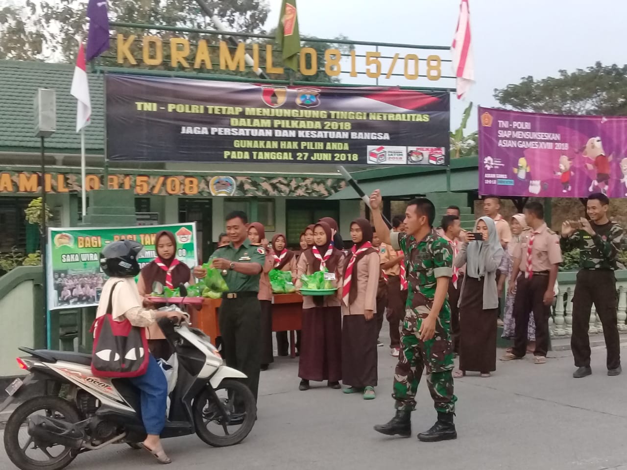 Danramil 08/Dawarblandong Bersama Anggota dan Saka Wira Kartika Bagikan Takjil