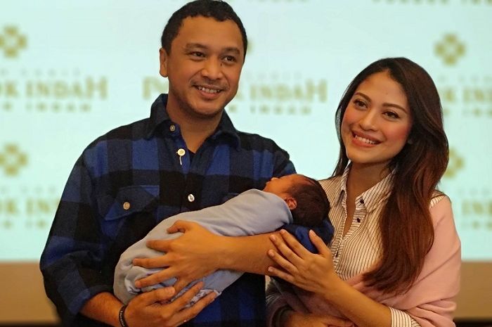 Pasangan Giring 'Nidji' dan Cynthia Riza memperkenalkan anak keempatnya. foto: grid.id