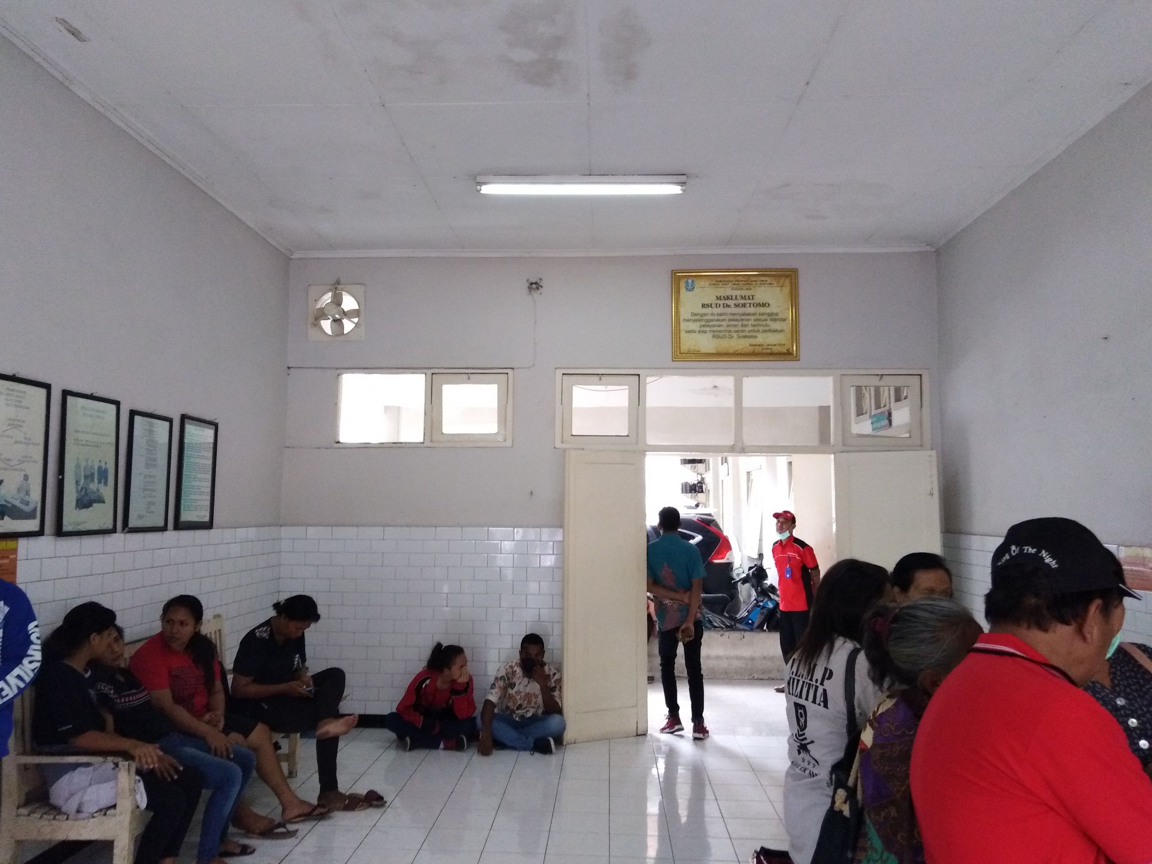 Pihak keluarga korban tengah menunggu proses identifikasi di ruang tunggu kamar jenazah RSUD Dr. Soetomo, Surabaya, Rabu, 30 Mei 2018. (foto: frd /ngopibareng.id) 