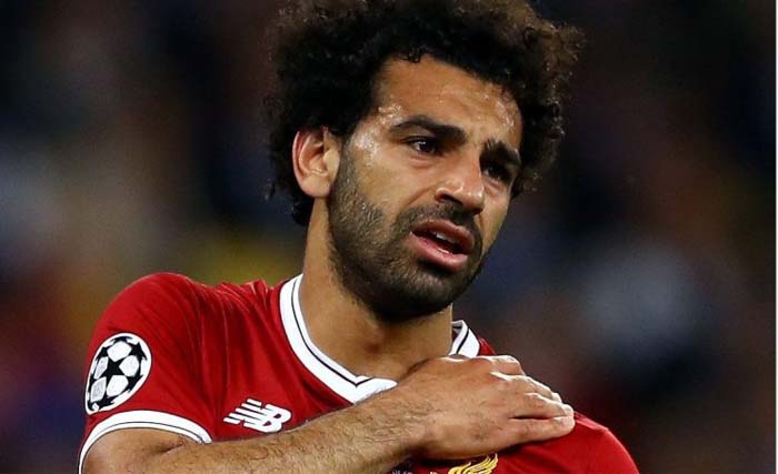 Mo Salah memegangi lukanya, dalam pertandingan final Liga Champions melawan Real Madrid tanggal 26 Mei lalu. (foto: afp)