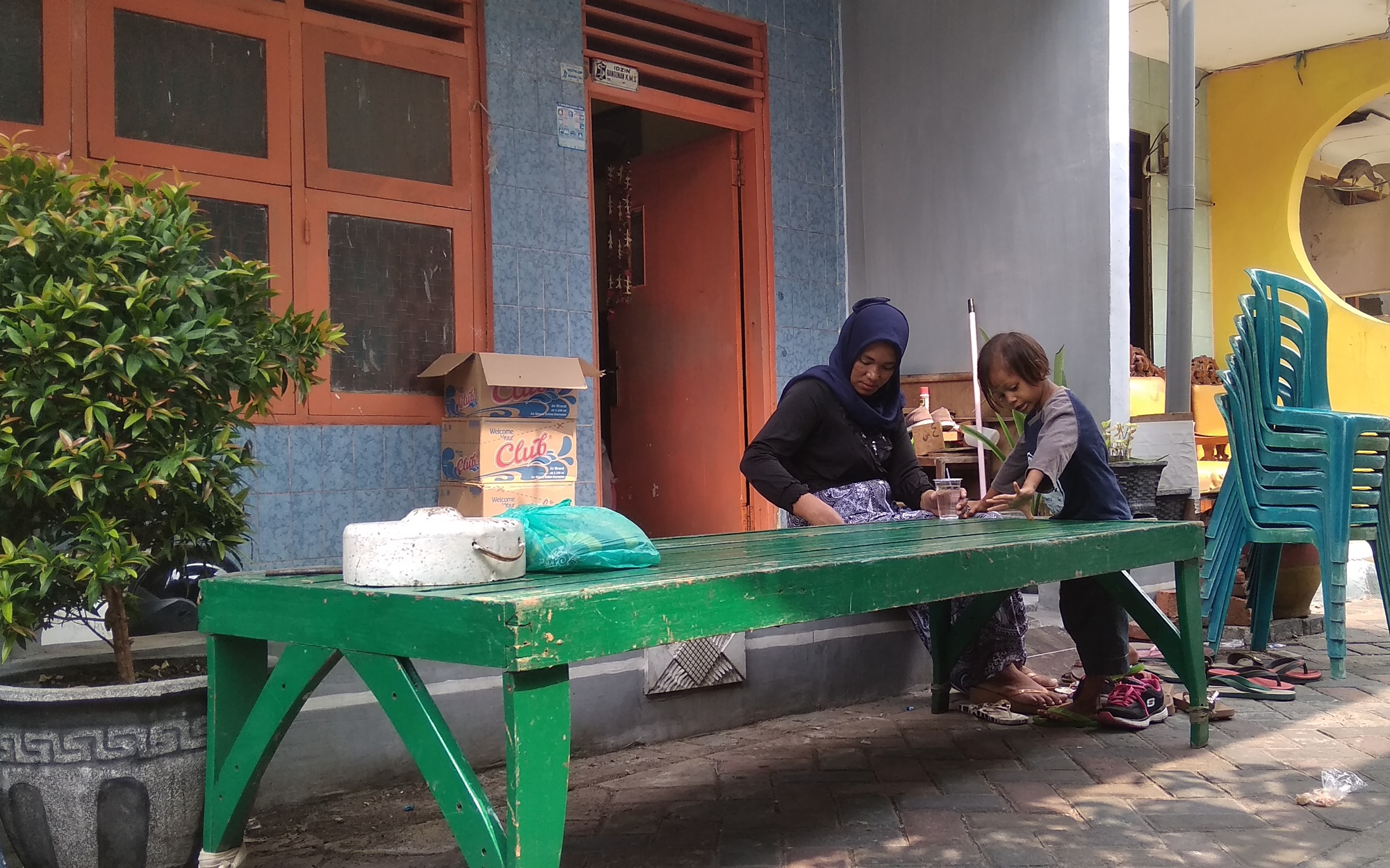 Suasana rumah duka Tina Rismayati di Kalimas Barat II No 5, Surabaya. Tina merupakan korban kebakaran di Kebalen Surabaya. (Foto: hrs/ngopibareng)