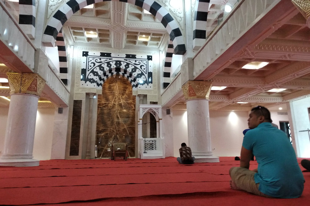 Lantai 1, area salat jamaah pria.