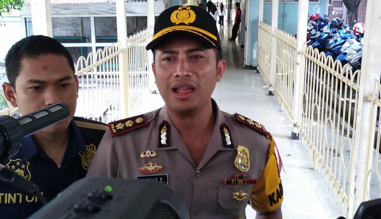 Kapolres Pelabuhan Tanjung Perak Surabaya, AKBP Antonius Agus Rahmanto, saat meninjau proses identifikasi jenazah di RSUD Dr Soetomo, Surabaya, Rabu 30 Mei 2018. (Foto: Farid/ngopibareng.id)