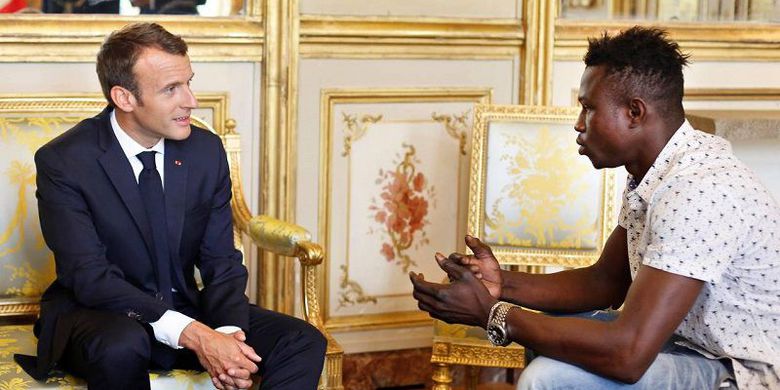 Presiden Prancis Emmanuel Macron mengundang Mamoudou Gassama ke Istana Elysee. Presiden Prancis Emmanuel Macron mengundang Mamoudou Gassama ke Istana Elysee.