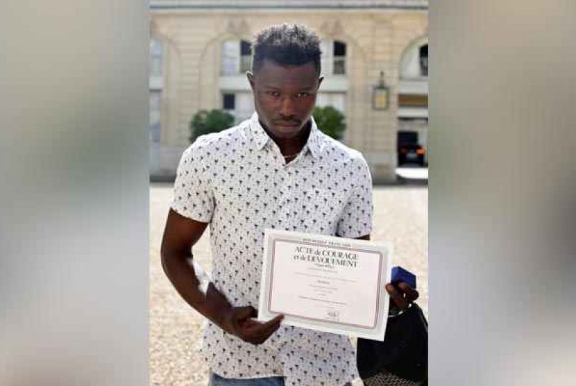 Pendatang gelap asal Mali, Mamoudou Gassama dapat penghargaan kewarganegaraan dari Prancis. Pendatang gelap asal Mali, Mamoudou Gassama dapat penghargaan kewarganegaraan dari Prancis.
