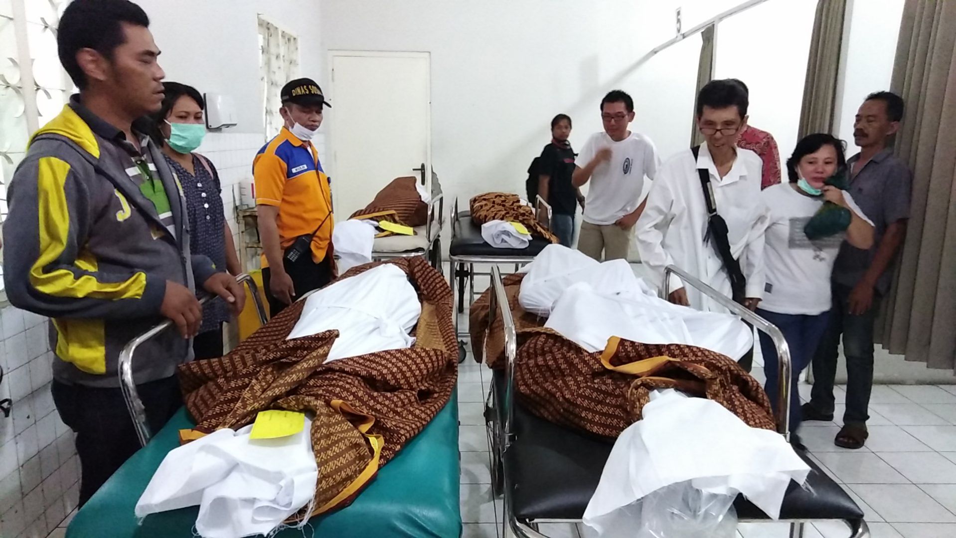 Jenazah kebakaran Kebalen Surabaya, usai diidentifikasi, di RSUD Dr. Soetomo Surabaya, Rabu, 30 Mei 2018. (Foto: Farid/ngopibareng.id) 