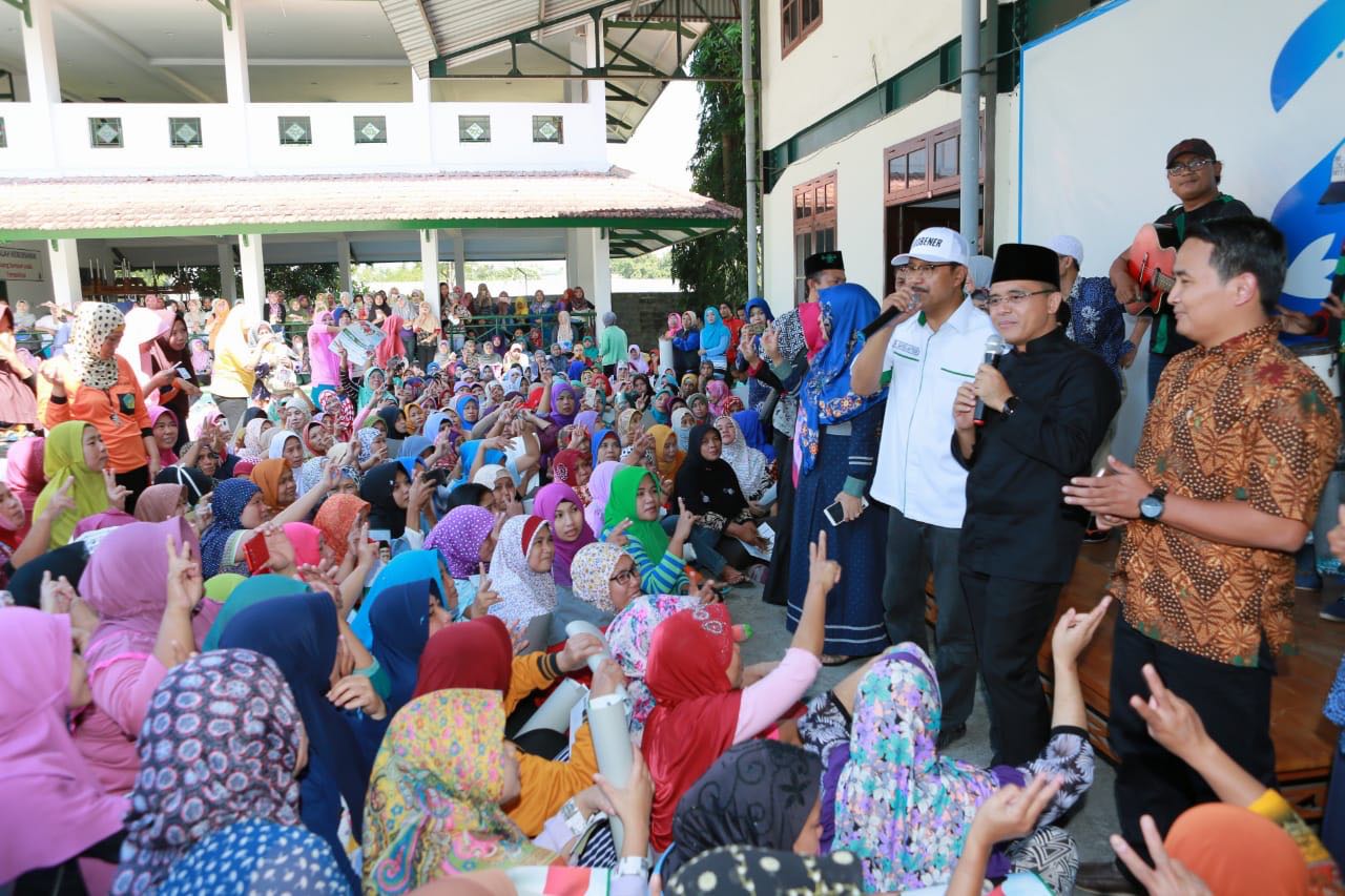 Gus Ipul mengunjungi sebuah pabrik pengolahan ikan, di Banyuwangi, Rabu, 30 Mei 2018.