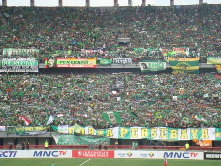 Bonek saat mendukung Persebaya. 