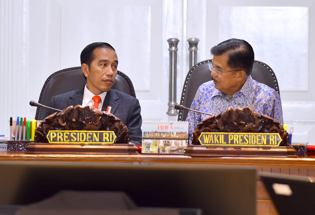 Presiden Joko Widodo didampingi Wakil Presiden Jusuf Kalla, mengumpulkan sejumlah Menteri Kabinet Kerja dan jajaran terkait untuk menggelar rapat terbatas di Kantor Presiden, Jakarta, Rabu, 30 Mei 2018. (foto: Biro Pers Setpres) 