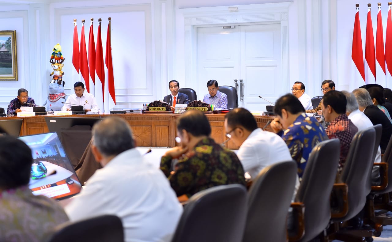 Presiden Joko Widodo didampingi Wakil Presiden Jusuf Kalla, mengumpulkan sejumlah Menteri Kabinet Kerja dan jajaran terkait untuk menggelar rapat terbatas di Kantor Presiden, Jakarta, Rabu, 30 Mei 2018. (foto: Biro Pers Setpres) 