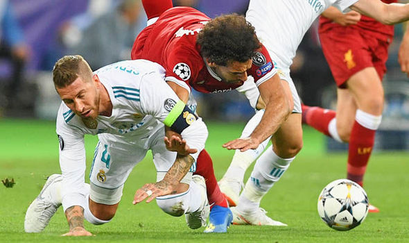 Sergio Ramos 'banting' Mo Salah dalam laga final Liga Champions antara Liverpool vs Real Madrid di Stadion NSC Olimpiyskiy, Kyiv, Sabtu (26/5/2018). foto:express.co.uk