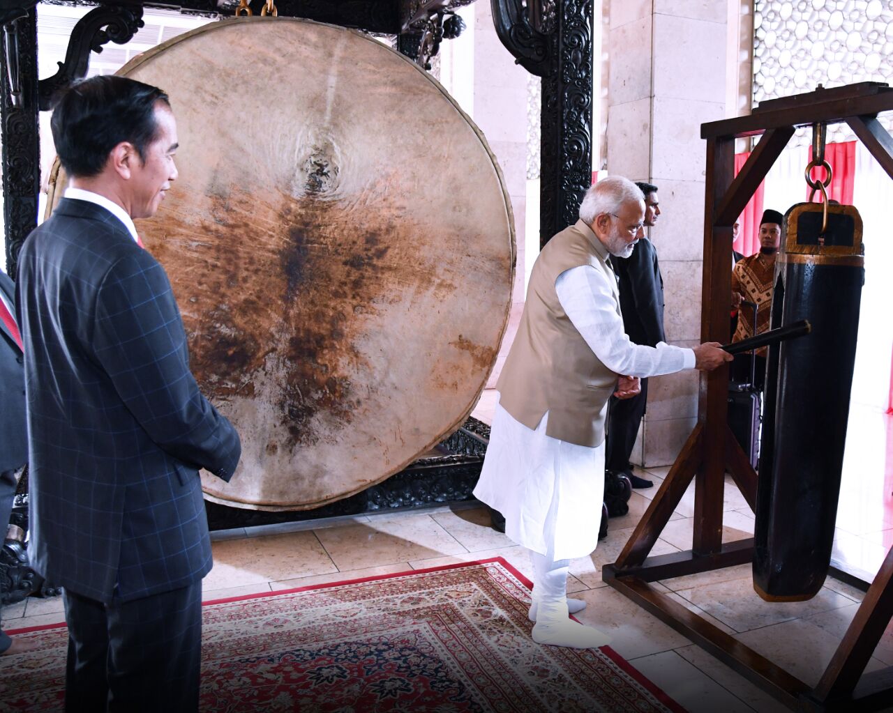 SAKSI: Perdana Menteri India Narendra Modi memukul kentongan dan bedug di Istiqlal, disaksikan Presiden Joko Widodo. (foto: sekneg fo ngopibareng.id)