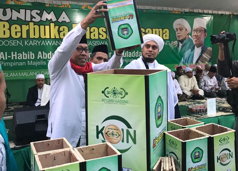 MERIAH: Rektor Unisma, H Maskuri dalam Gerakan Sedekah pengumpulan koin. (foto: ist)