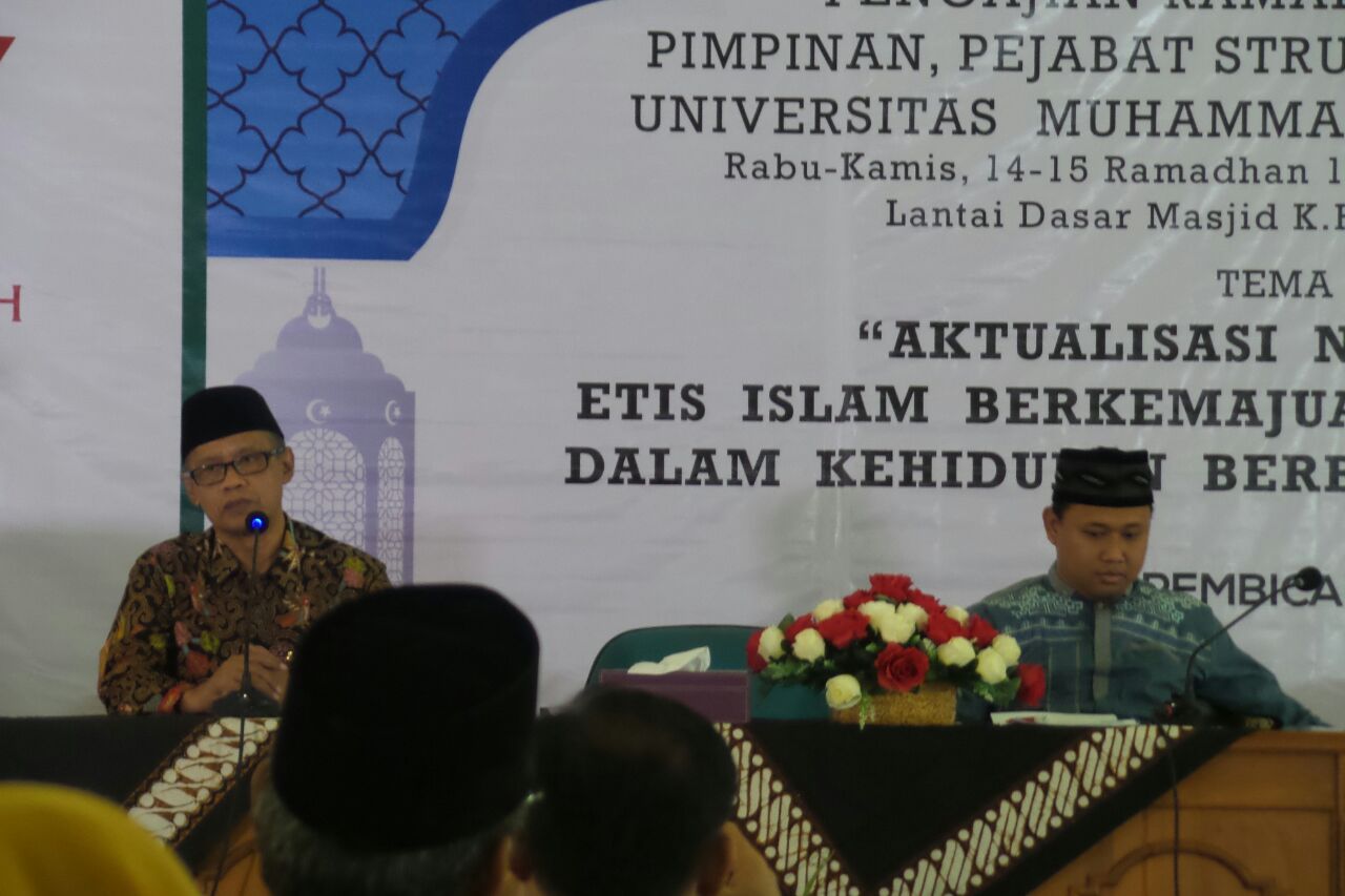 AKHLAK ISLAM: Haedar Nashir memberikan pesan Islam di pengajian Ramadhan. (foto: ist)