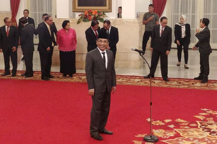 SENYUM: Gus Yahya ketika siap dilantik Presiden Joko Widodo di Istana Negara, Jakarta. (foto: setneg for ngopibareng.id)