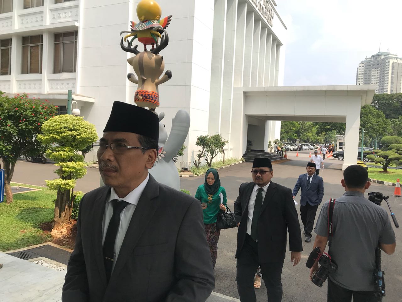 Gus Yahya Cholil Staqut bersama Gus Tutut, adiknya, menuju Istana Negara di Jakarta. (foto: ngopibareng.id)